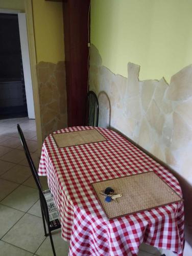 uma mesa com uma toalha de mesa xadrez vermelha e branca em Csontváry27 apartman em Budapeste