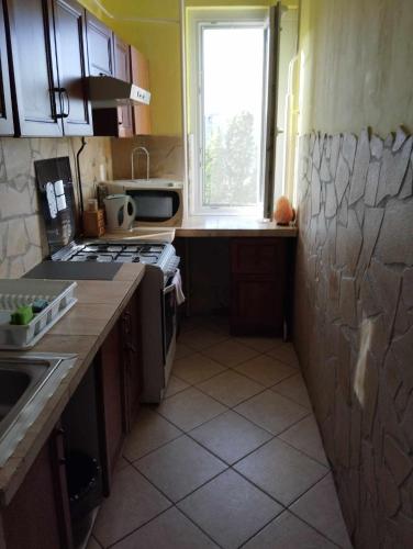 uma cozinha com um fogão e uma janela em Csontváry27 apartman em Budapeste