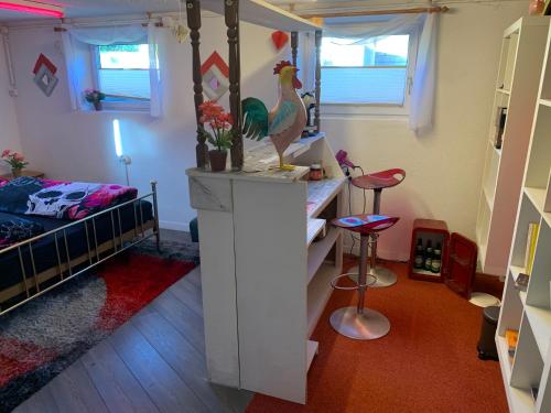 Habitación pequeña con escritorio y cama en Crazy Room en Schladming