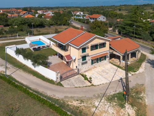 una vista sul tetto di una casa con piscina di Apartment Villa Slavija a Briševo