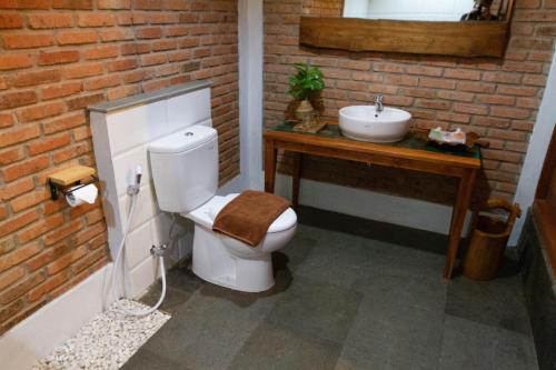 een badkamer met een toilet en een wastafel bij Point of View Hotel & Resort Majalengka in Majalengka