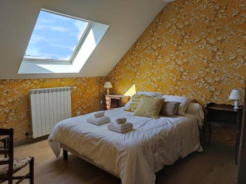 um quarto com uma cama grande e uma janela em Le gîte de Sissi em Lavardin