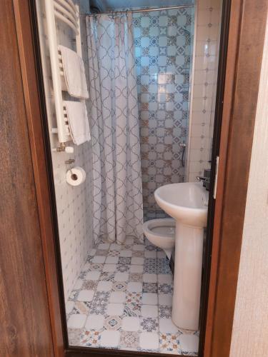 een badkamer met een toilet en een wastafel bij Eco Oasis in Surami