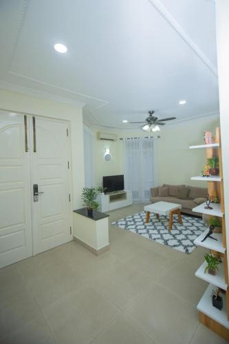 uma sala de estar com um sofá e uma mesa em Serene Haven in Colombo 8 em Colombo