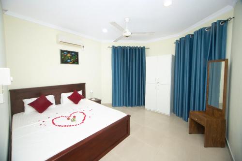 um quarto com uma cama com um coração pintado em Serene Haven in Colombo 8 em Colombo