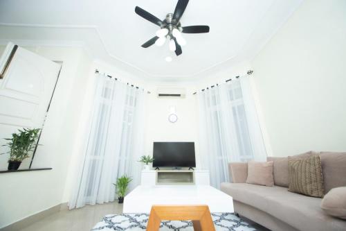 uma sala de estar com um sofá e uma ventoinha de tecto em Serene Haven in Colombo 8 em Colombo