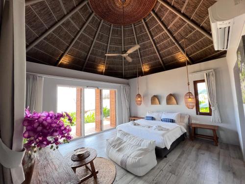 um quarto com uma cama e um tecto grande em The Mak Trat em Ko Mak