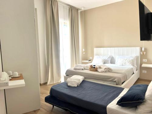 una camera da letto con due letti con asciugamani sopra di Crystal B&B a Napoli