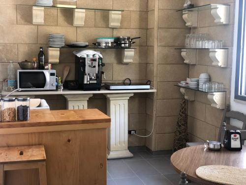 una cucina con bancone e macchinetta del caffè di B&B BELLAMI' a Tuglie