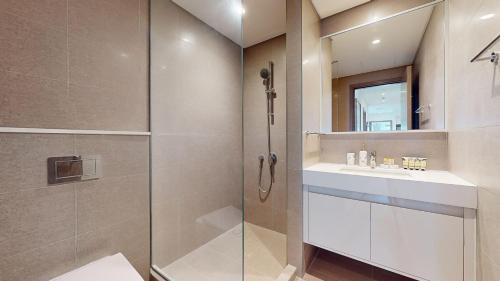杜拜的住宿－Primestay - Burj Royale 3BR plus Maids，带淋浴和盥洗盆的浴室