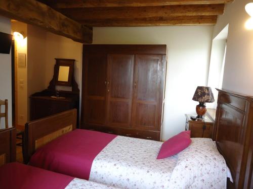a bedroom with a bed and a wooden cabinet at Agriturismo Al Gelso in Risano