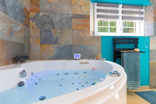 Koupelna v ubytování Mb Room - Appartement jacuzzi 4 étoiles Merveille