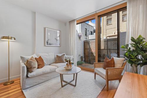 Posezení v ubytování Stylish 2-bed Victorian Terrace in Carlton