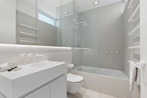 y baño con lavabo, aseo y bañera. en Stylish 2-bed Victorian Terrace in Carlton, en Melbourne