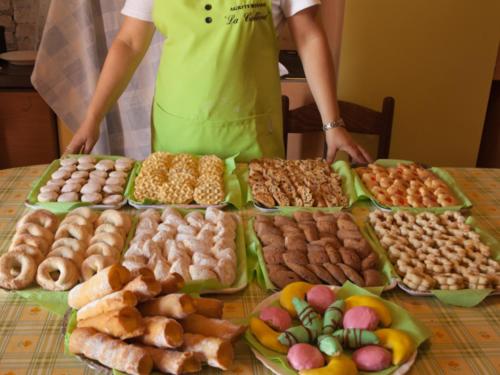a woman standing in front of a table full of food at B&B La Collina in Vasto