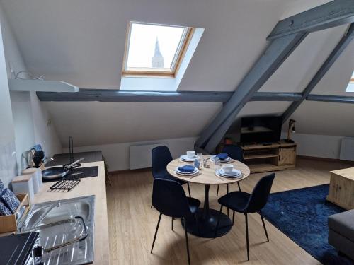 une cuisine et un salon avec une table et des chaises dans l'établissement T2 tout confort, idéal séjour pro, à Marpent