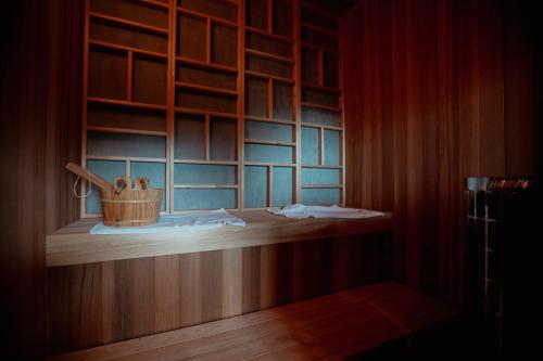 een kamer met een houten plank en een mand met keukengerei bij private your resort ITTEKURAi 松山 in Kawakami