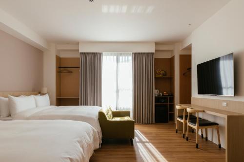 台南的住宿－鹹菜巷8號，酒店客房设有两张床和电视。