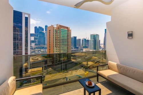 sala de estar con vistas a la ciudad en Bespoke Holiday Homes - Mag 318 Downtown Dubai, en Dubái