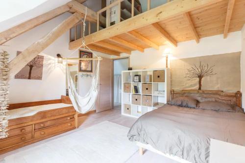 um quarto com uma cama grande e um loft em Les Herbes Folles em Canouville