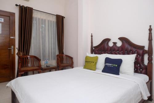Postel nebo postele na pokoji v ubytování Urbanview Syariah Wisma Wongso Borobudur