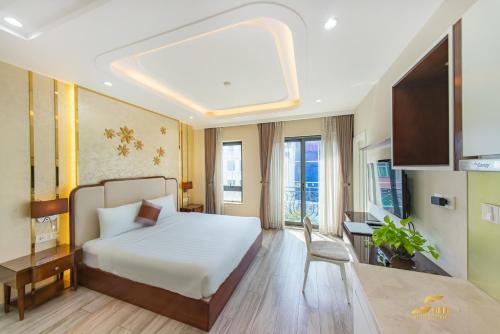 Simmi Apartment Phu My Hung في مدينة هوشي منه: غرفة نوم بسرير ومكتب وتلفزيون