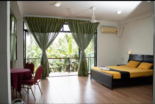 ein Schlafzimmer mit einem Bett und einem großen Fenster in der Unterkunft Freedom Hotel & Hostel in Bokundara