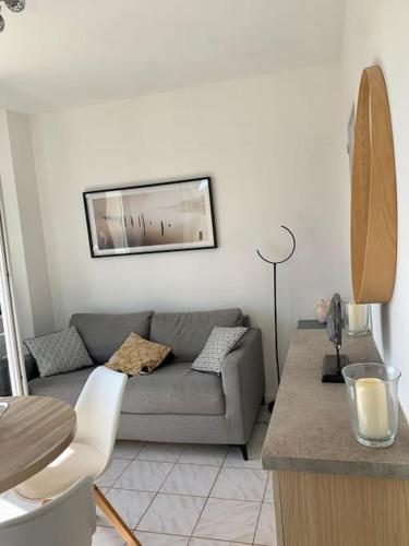 un salon avec un canapé et une table dans l'établissement Le Duna, à Soorts-Hossegor