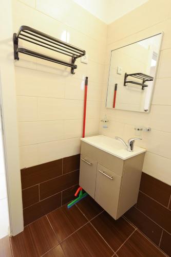 Un baño de הטרקלין של שלמה. דירה יפה וחדשה 5 דקות נסיעה מהים