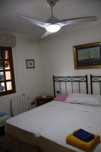 Un pat sau paturi într-o cameră la Aprt Golf Resort Desert Springs, Vera, Almería