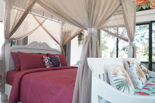 - une chambre avec un lit à baldaquin dans l'établissement Ling & Louie's Mountain, à Mayong