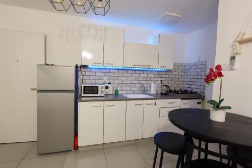 מטבח או מטבחון ב-הטרקלין של שלמה. דירה יפה וחדשה 5 דקות נסיעה מהים