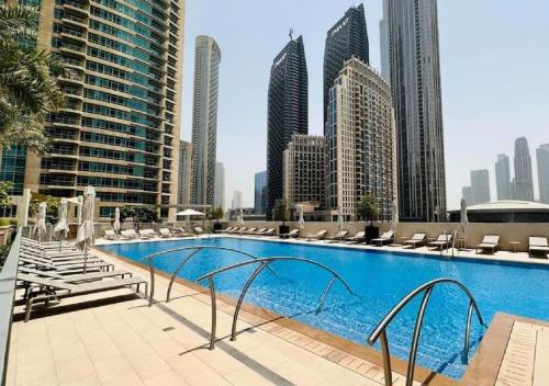 Bazén v ubytování Lavish Two Bedroom Near Dubai Opera in Downtown nebo v jeho okolí