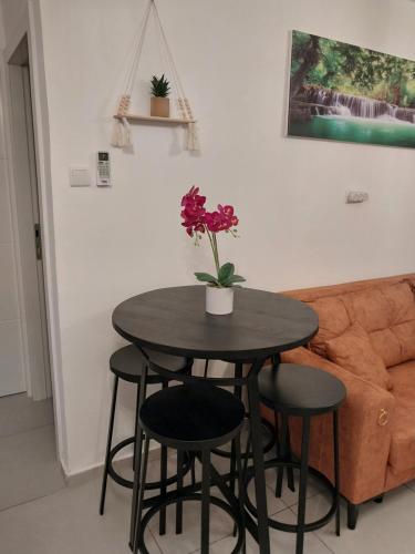 Zona d'estar a הטרקלין של שלמה. דירה יפה וחדשה 5 דקות נסיעה מהים