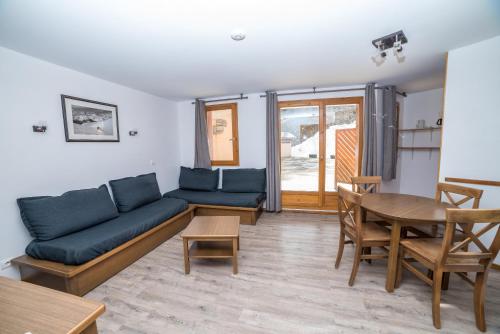 ein Wohnzimmer mit einem Sofa und einem Tisch in der Unterkunft Appartement Vars in Vars