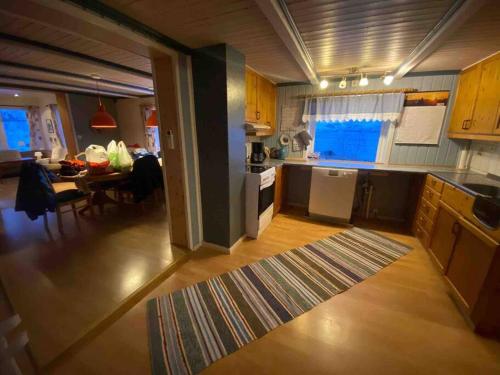een keuken en een woonkamer met een tafel en een eetkamer bij Hus i Lofoten in Laupstad