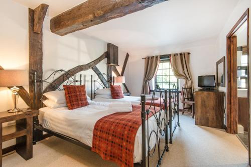 een slaapkamer met 2 bedden en een televisie bij Clydey Cottages Pembrokeshire in Pembrokeshire