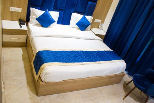 Una cama o camas en una habitación de Hotel Global Inn by T&G
