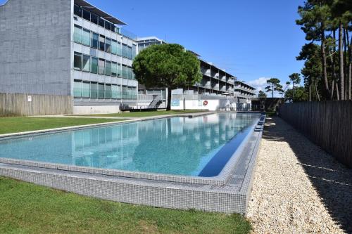 una piscina vacía frente a un edificio en Maravilloso apartamento de playa en la paradisíaca Illa de Arousa, en A Illa de Arousa
