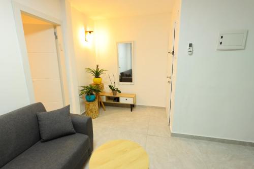 a living room with a couch and a table at דירה יפה סגנון מודרני מרחק של 5 דקות נסיעה מהים in Ashqelon