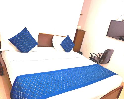 a room with two beds with a solar panel on them at Atlas Inn Guest House in New Delhi