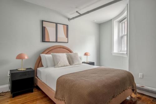 1 dormitorio con 1 cama grande y 2 lámparas en Brookline 2br w public wd nr Fenway groceries BOS-909 en Brookline