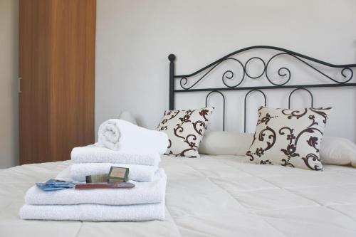 a bedroom with a bed with towels on it at Pensión Algarrobeña in Algarrobo