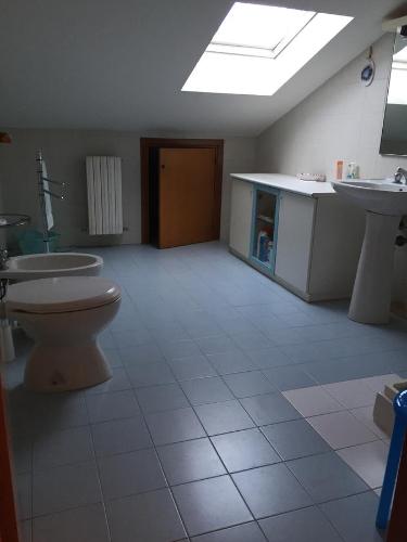 uma casa de banho com um WC e um lavatório em Mansarda Mare em Altidona