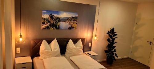 1 dormitorio con 1 cama con almohadas blancas en MoselVilla No 7 en Pommern