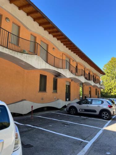 um carro estacionado num parque de estacionamento ao lado de um edifício em Bianchi &Bianchi casa vacanza Laveno-Mombello em Laveno