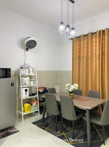 a dining room with a table and some chairs at NN Homestay @ Jasin Bestari in Kampong Bemban
