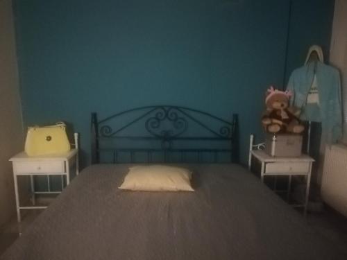 um quarto com uma cama com um urso de peluche em ewwren em Konak