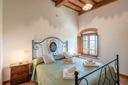 Un dormitorio con una cama con dos sombreros. en Agriturismo Fadanelli - Le Rondini en Lamporecchio