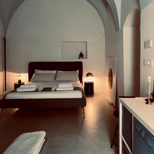 - une chambre avec un lit dans l'établissement Stanza22, à Ceglie Messapica